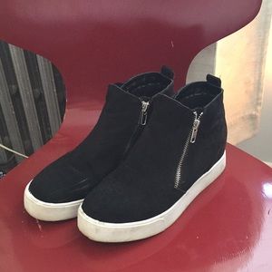 Black ankle sneakers